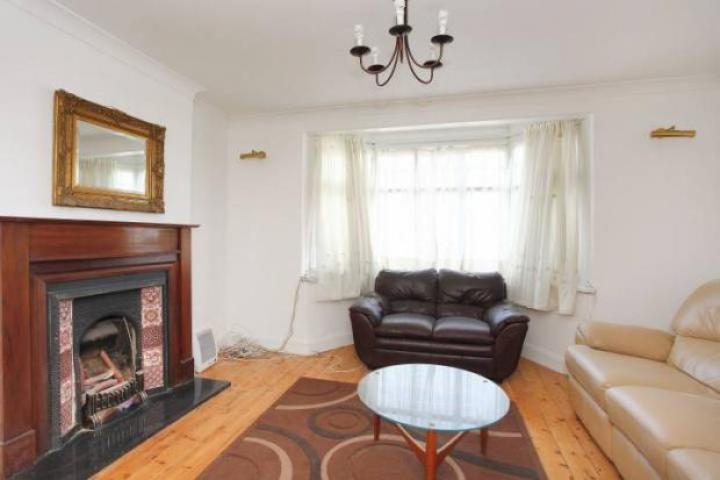 			4 Bedroom, 1 bath, 1 reception House			 Greenfield Gardens, CRICKLEWOOD